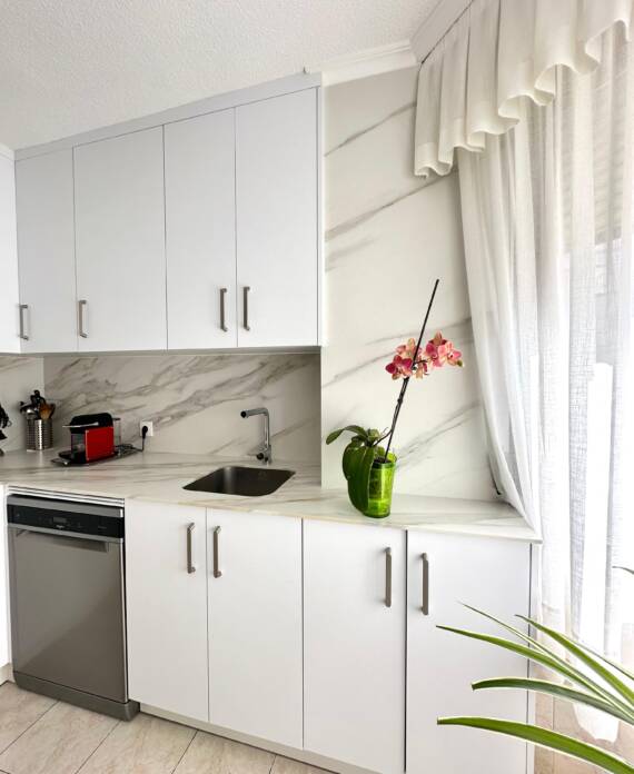 cocina reformada decorada cn plantas