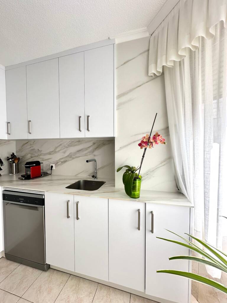 cocina reformada decorada cn plantas