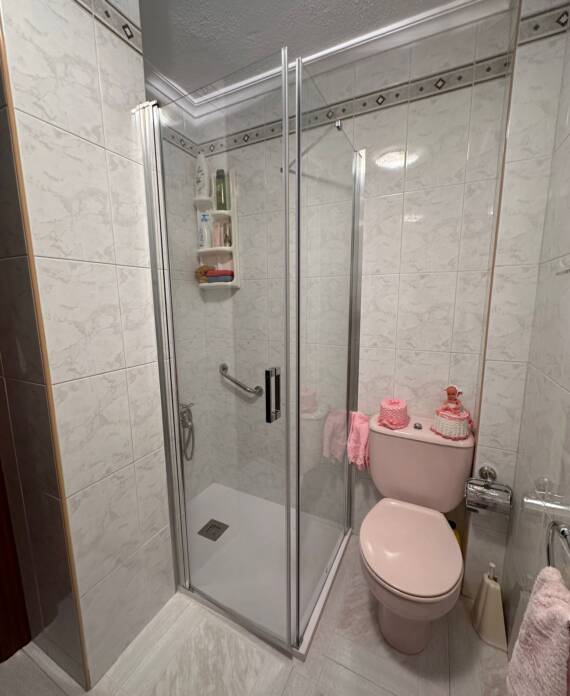 pequeño baño con wc en rosa