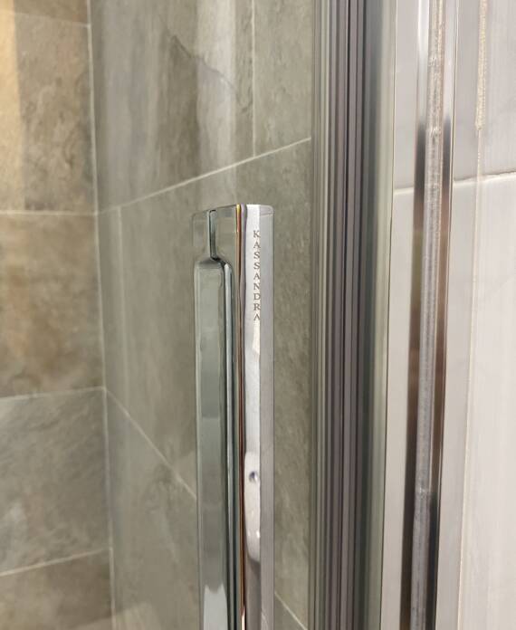 primer plano del asa de la ducha