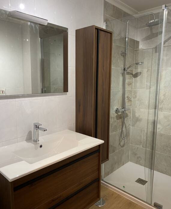 reforma de baño con acabados en roble