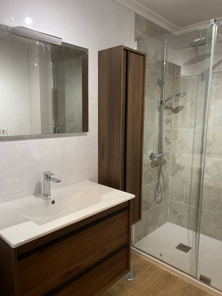 reforma de baño con acabados en roble