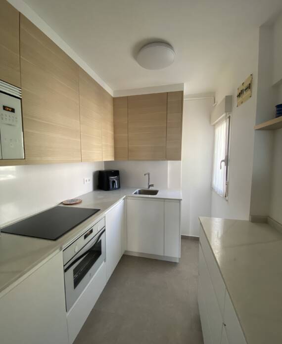 reforma de la cocina en tonos blancos y madera