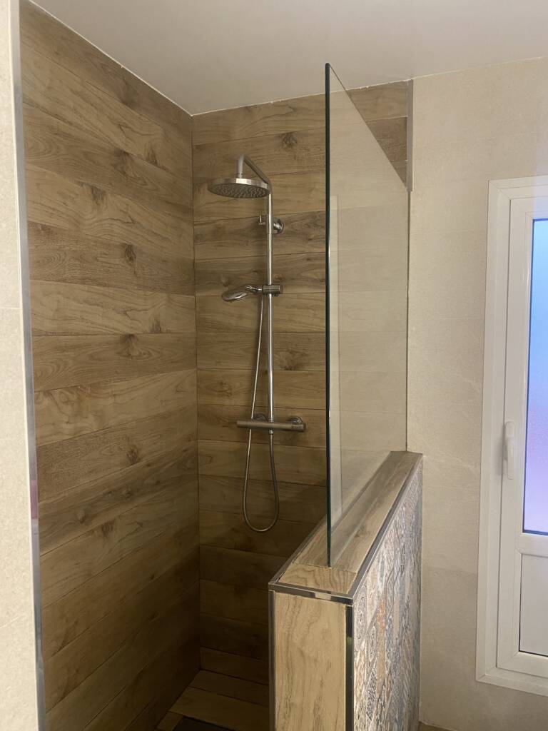 separación mampara pared