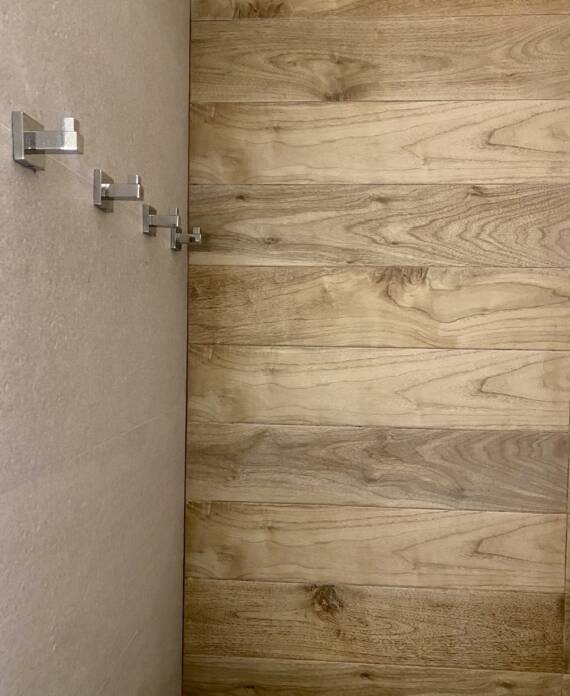 detalle de los colgadores del baño