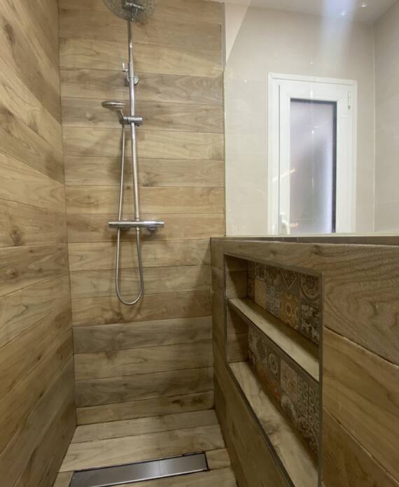acabados en madera en la ducha
