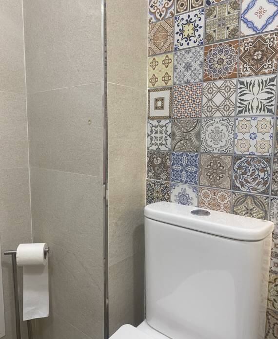 mosaico de azulejos en la pared del baño