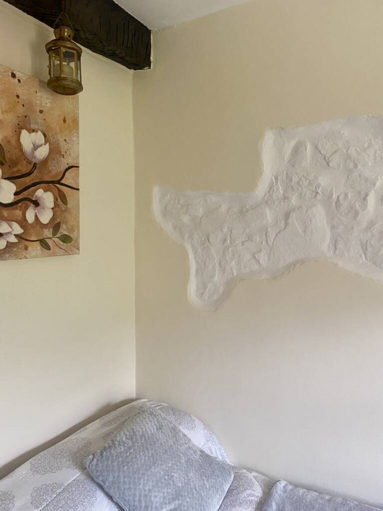 cuadro y relieves en la pared