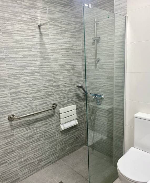 ducha con agarraderas