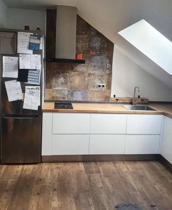 reforma de a cocina con techo abuhardillado