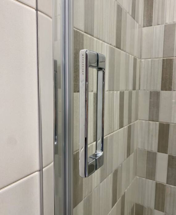 detalle del asa de la mampara