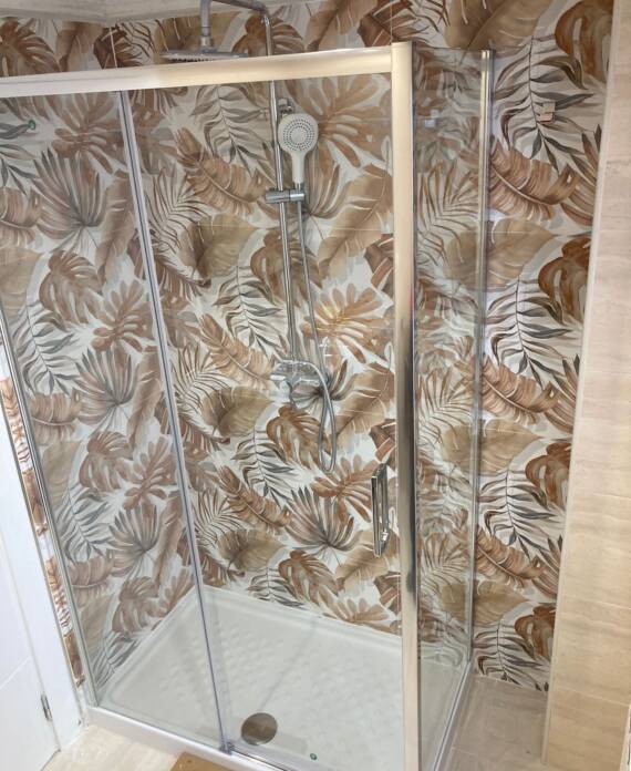 detalle de la neva pared de la ducha